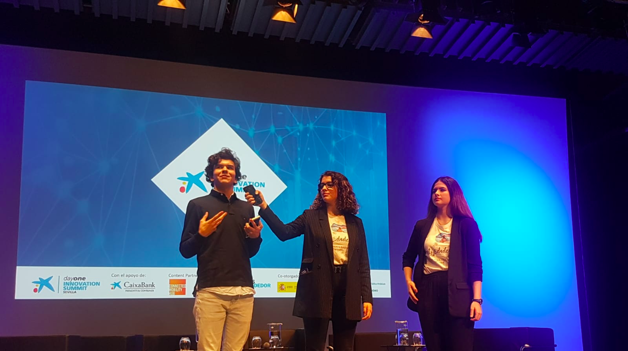 Los alumnos del Colegio Jesús Nazareno de Córdoba presentando su proyecto en la Fundación Telefónica.