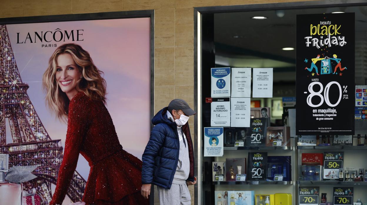 La actriz Julia Roberts, junto al escaparate de una permufería