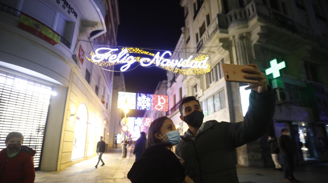 Una pareja se hace un selfie en la plaza de Las Tendillas