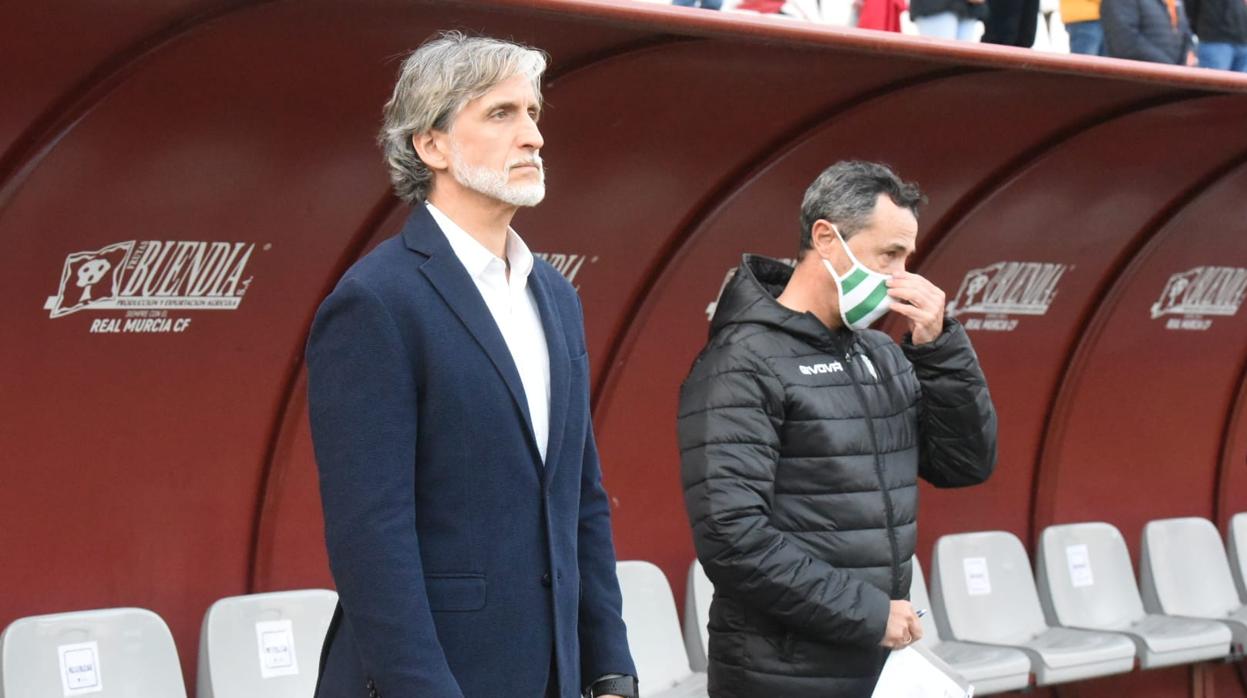 Pablo Alfaro, entrenador del Córdoba CF en el Enrique Roca de Murcia