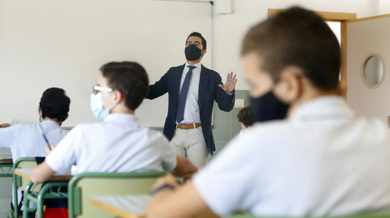 Alumnos con mascarilla tras la vuelta al colegio en septiembre