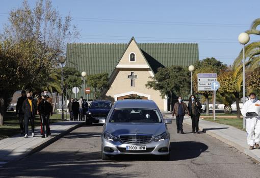 Los familiares, distanciados tras el coche fúnebre