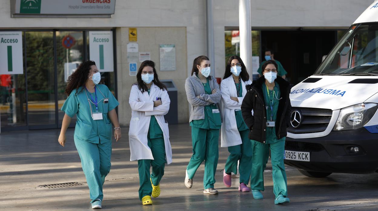 Profesional sanitario saliendo de Urgencias del Hospital Reina Sofía de Córdoba