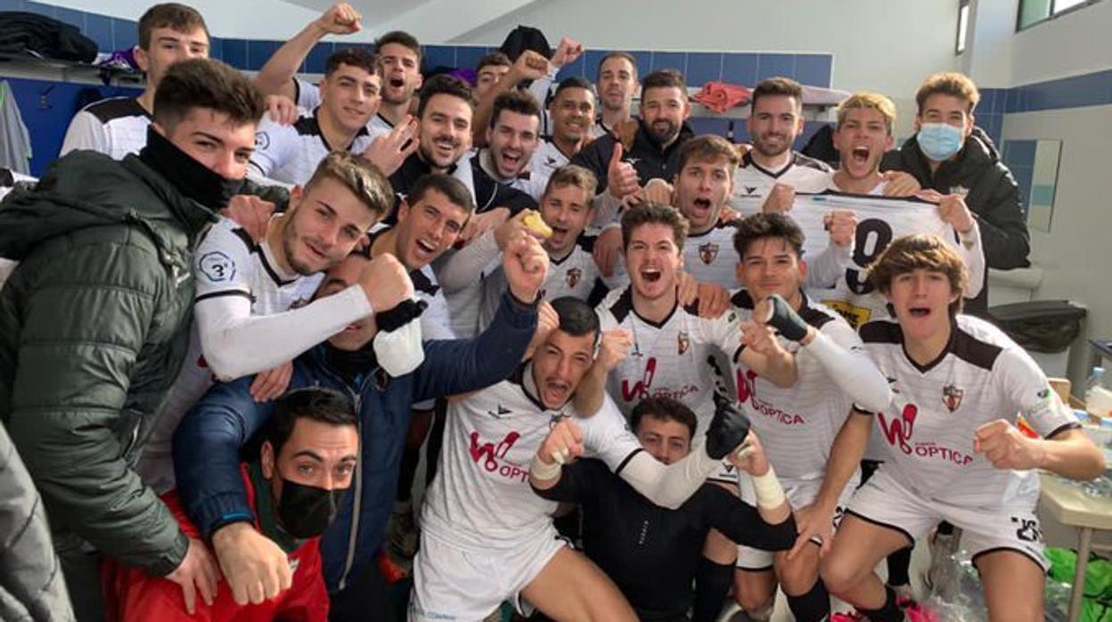 Los jugadores del Pozoblanco celebran victoria ante el Castilleja en el vestuario