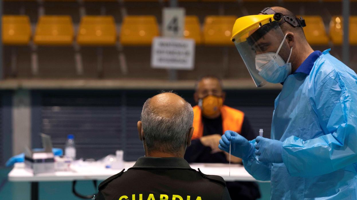 Un Guardia Civil se somete a test de coronavirus en Bujalance, un municipio del Distrito Guadalquivir