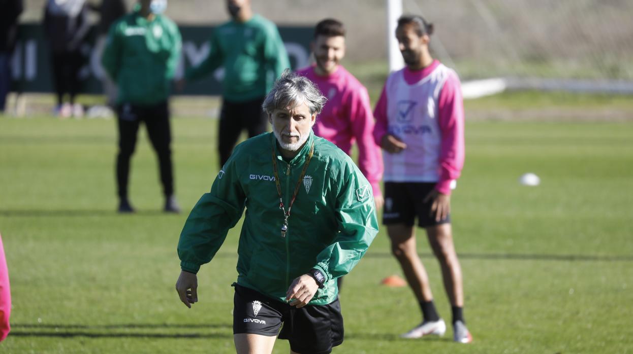 El entrenador del Córdoba, Pablo Alfaro, en el entrenamiento del equipo de este miércoles