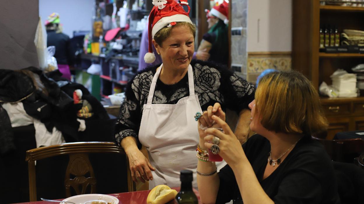 Dos señoras en una cena de Nochebuena