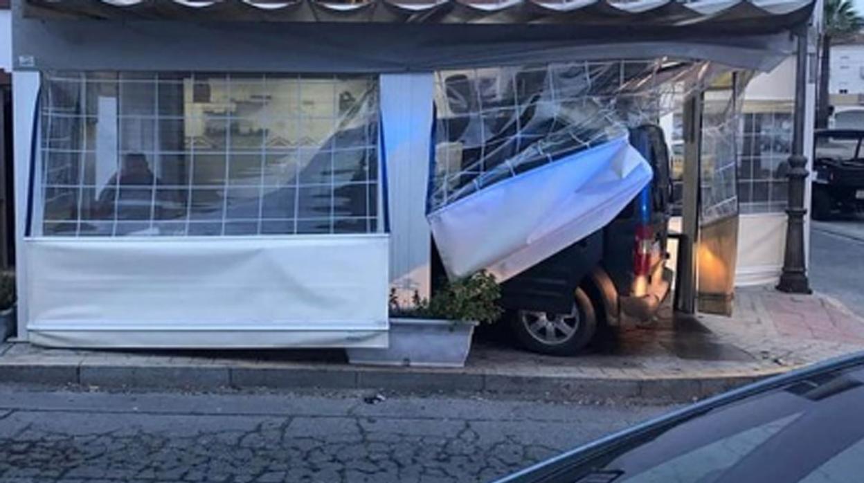 El coche empotrado en el bar