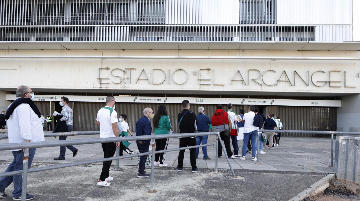 Varios aficionados hacen cola con distancia de seguridad para entrar a El Arcángel