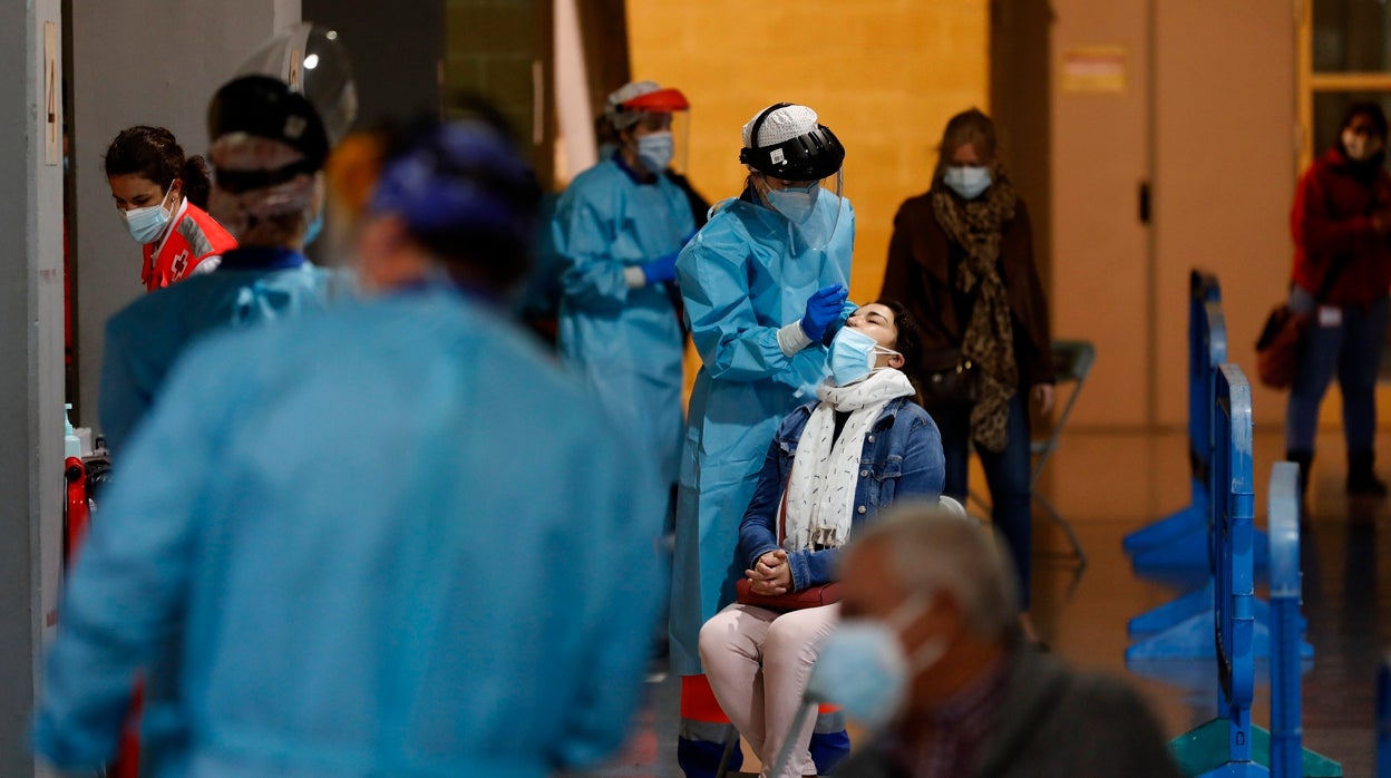 Cribado masivo con pruebas de coronavirus en un polideportivo de Córdoba