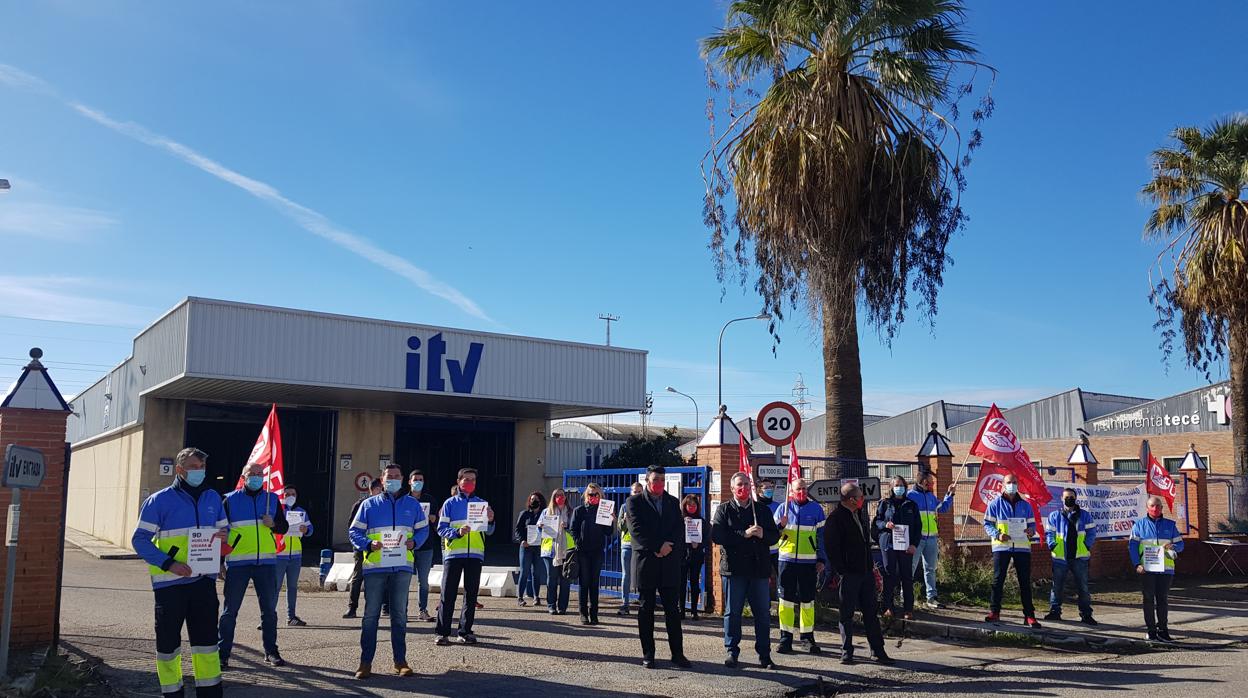 Trabajadores concentrados en las puertas de una estación de ITV en Córdoba