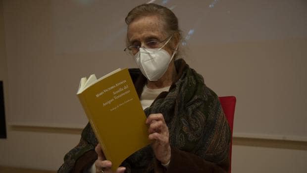 La poetisa María Victoria Atencia dedica un nuevo libro con poemas inéditos a las víctimas de la pandemia
