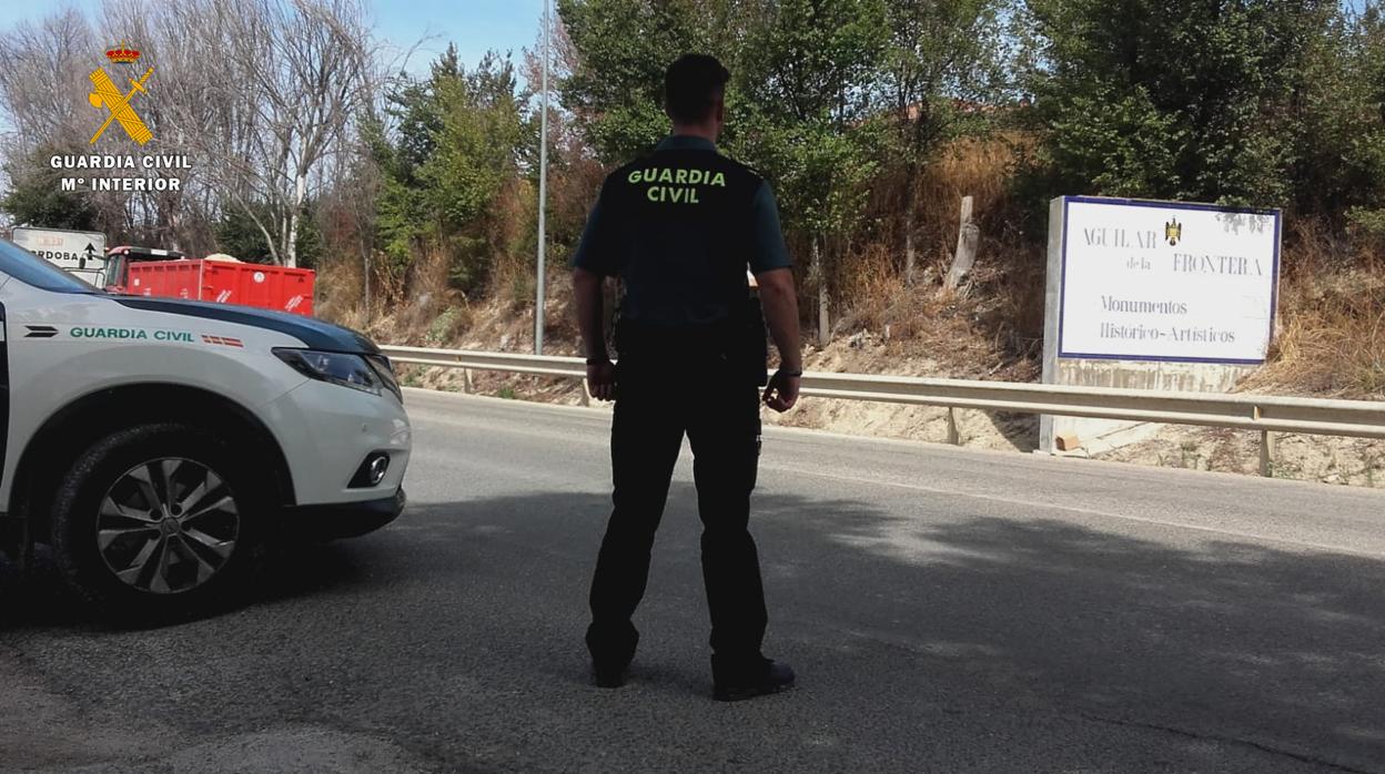 Un agente del puesto de la Guardia Civil de Aguilar de la Frontera