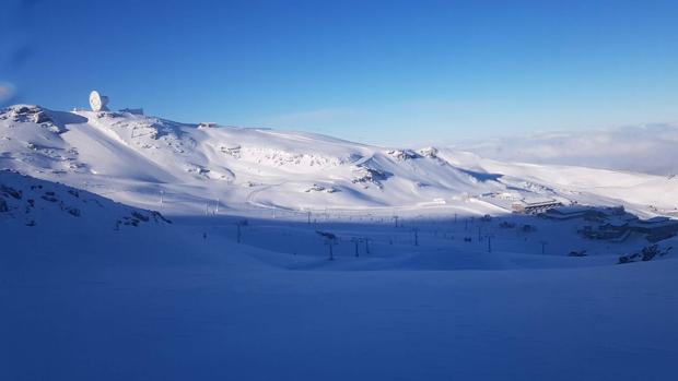 Ganas de nieve: los aficionados al esquí aplauden la inminente apertura de Sierra Nevada