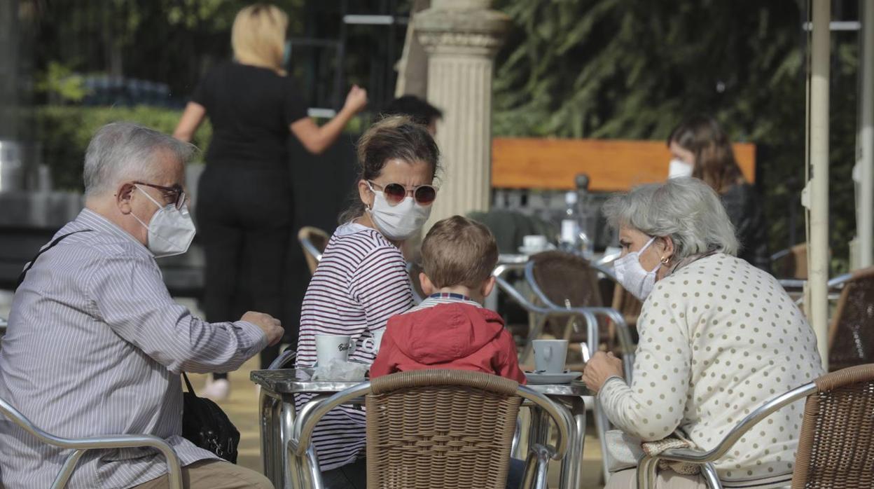 Una familia en el velador de un bar