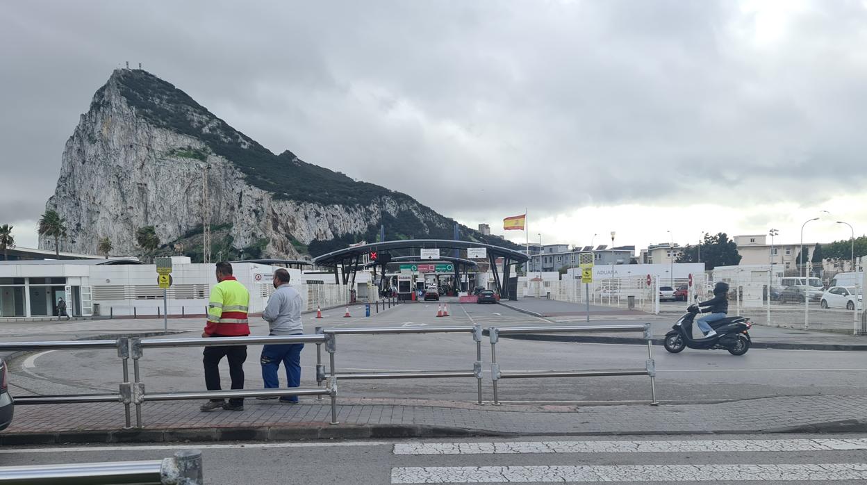 Imagen de la Aduana de La Línea de la Concepción con el Peñón al fondo