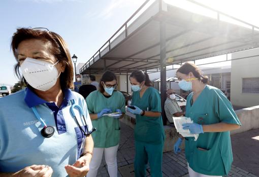 Una médica de Almodóvar, en primer término, en el centro de salud de la localidad