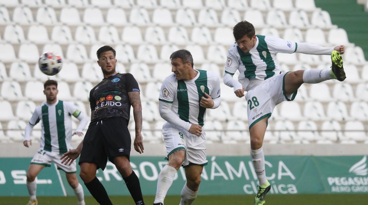 Del Moral cabecea en una acción del Córdoba CF ante El Ejido 2012, este domingo, en El Arcángel