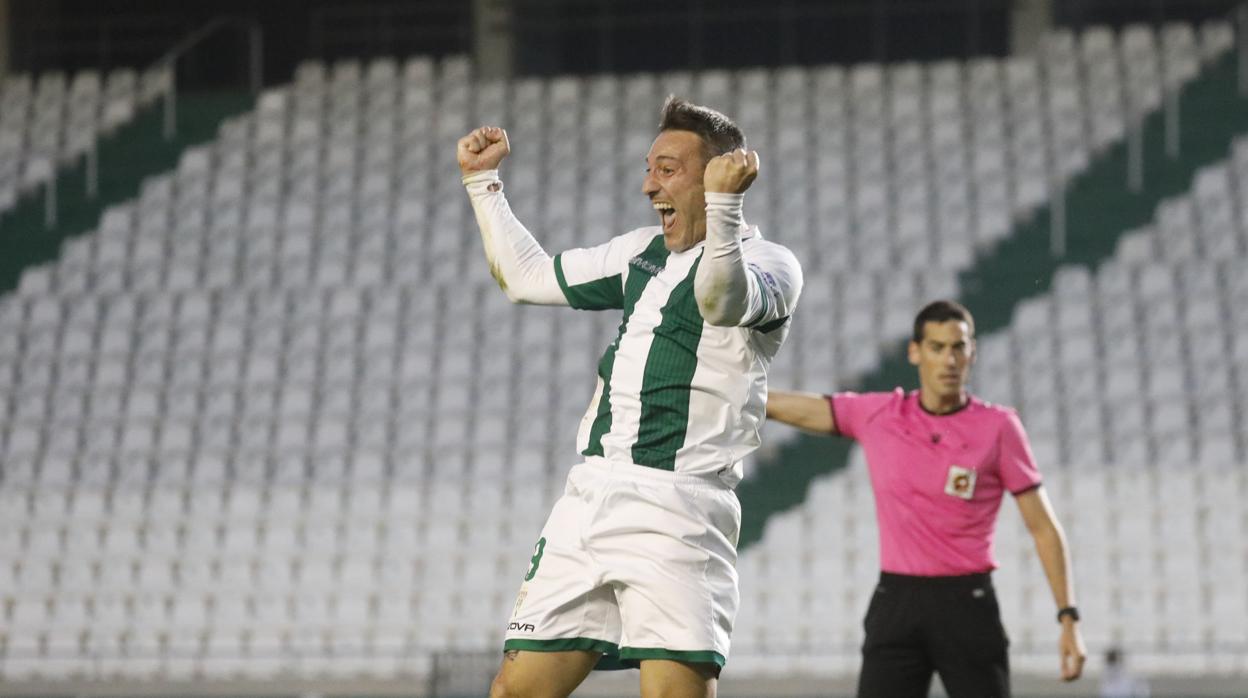 Piovaccari celebra un gol en el partido Córdoba CF - El Ejido 2012 de este domingo en El Arcángel