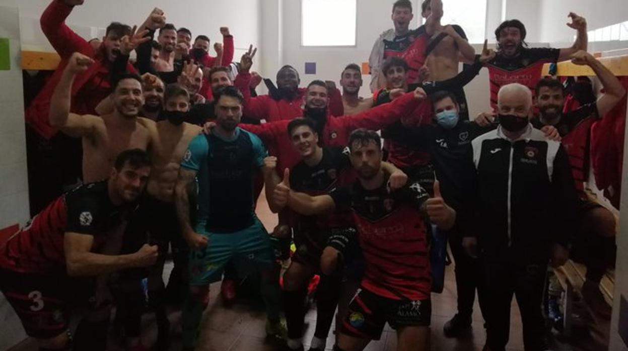 Los jugadores del Puente Genil celebran la victoria ante La Palma este domingo en el vestuario