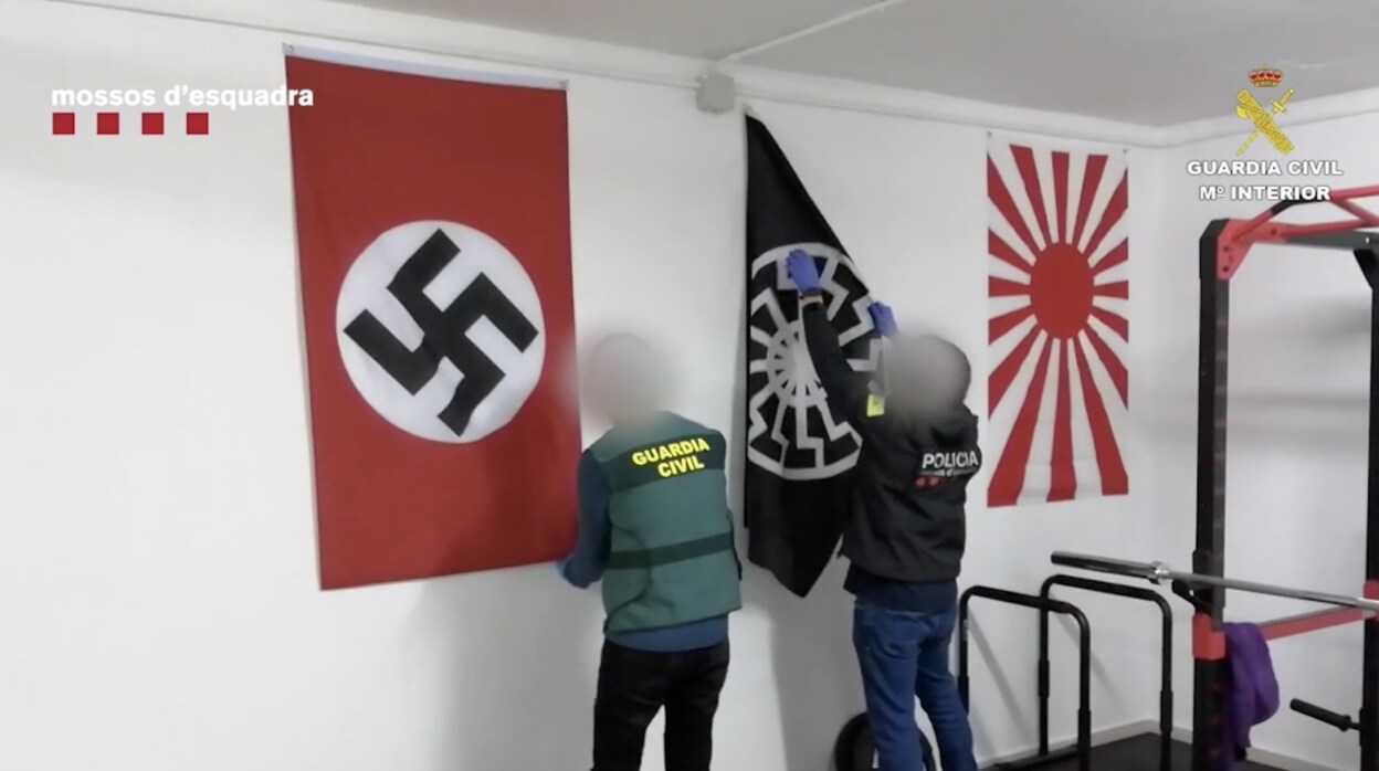 Incautación de parte del material con simbología nazi a los detenidos