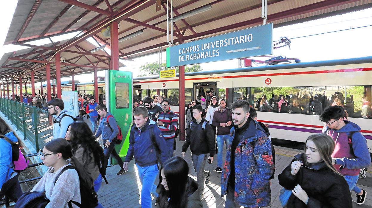 Estación de Rabanales, la más transitada del ramal Villarrubia-Alcolea, en octubre de 2018