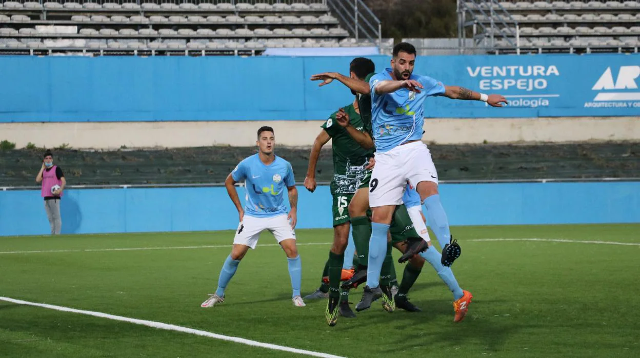 El delantero del Ciudad de Lucena Juan Delgado salta en el partido ante el Córdoba B