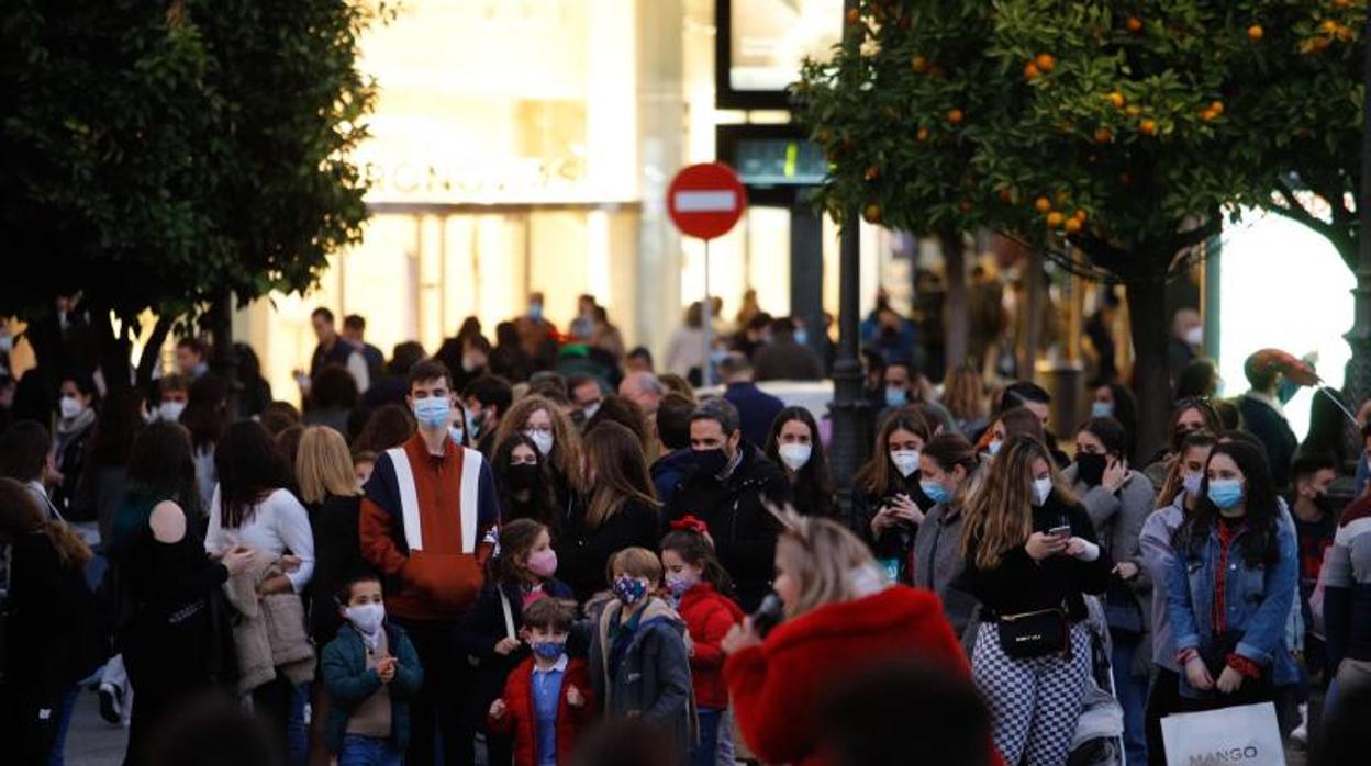 Paseantes en la tarde del sábado en la plaza de las Tendillas