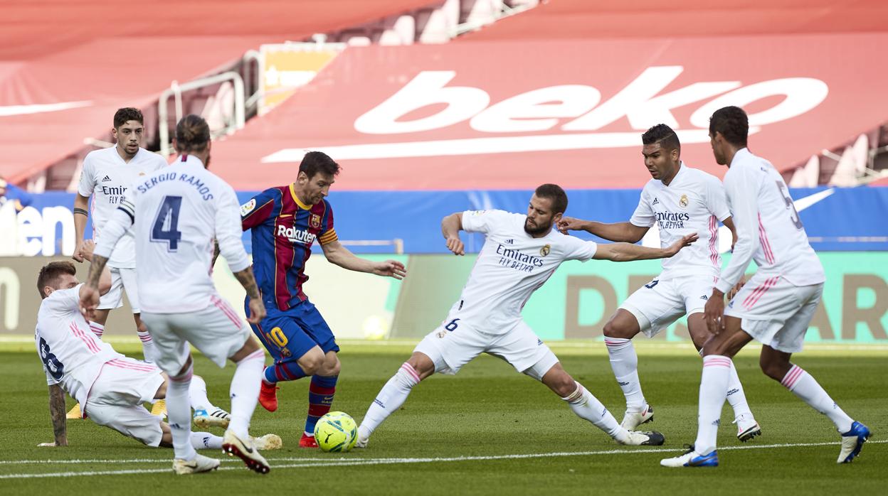 Leo Messi, del FC Barcelona, rodeado de defensas del Real Madrid en el último clásico de la Liga