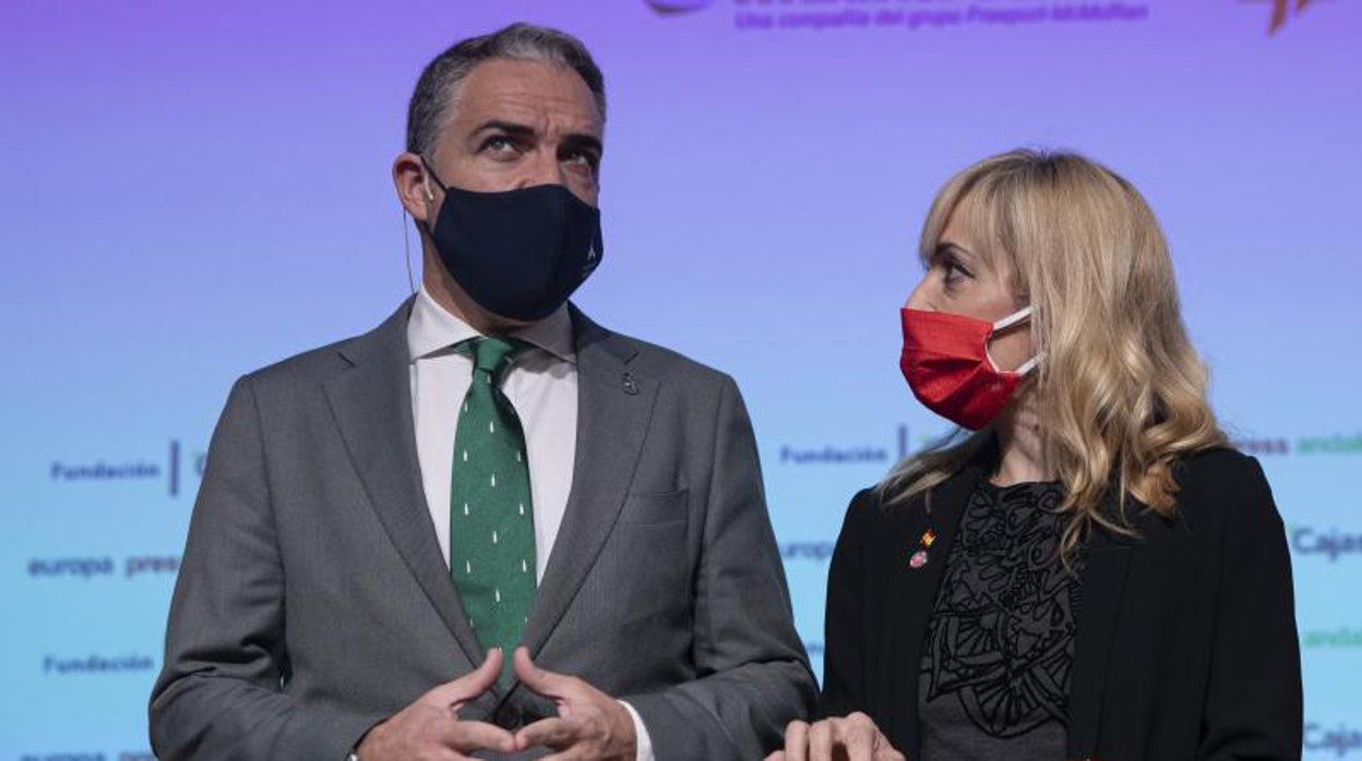 Elías Bendodo y Carmen Castilla antes de participar en el desayuno informativo