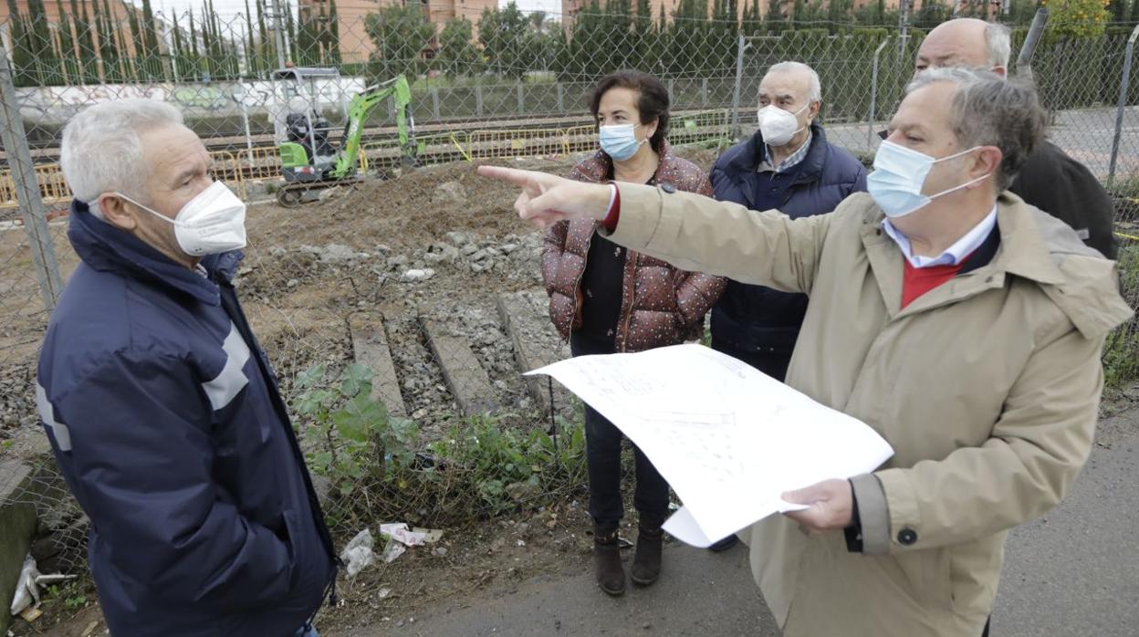 El edil de Urbanismo, hoy con los vecinos de los Olivos Borrachos, explicando la actuación en José Alcaide