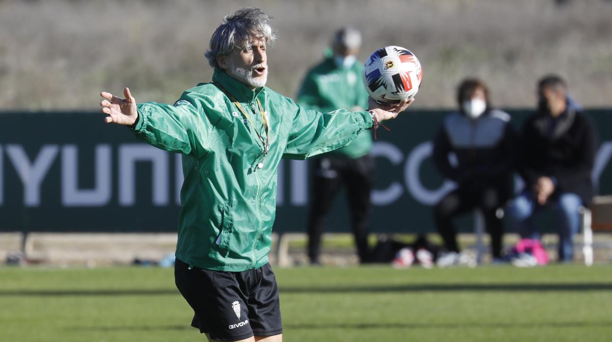 El entrenador del Córdoba CF, Pablo Alfaro, abre los brazos en cruz durante un entrenamiento