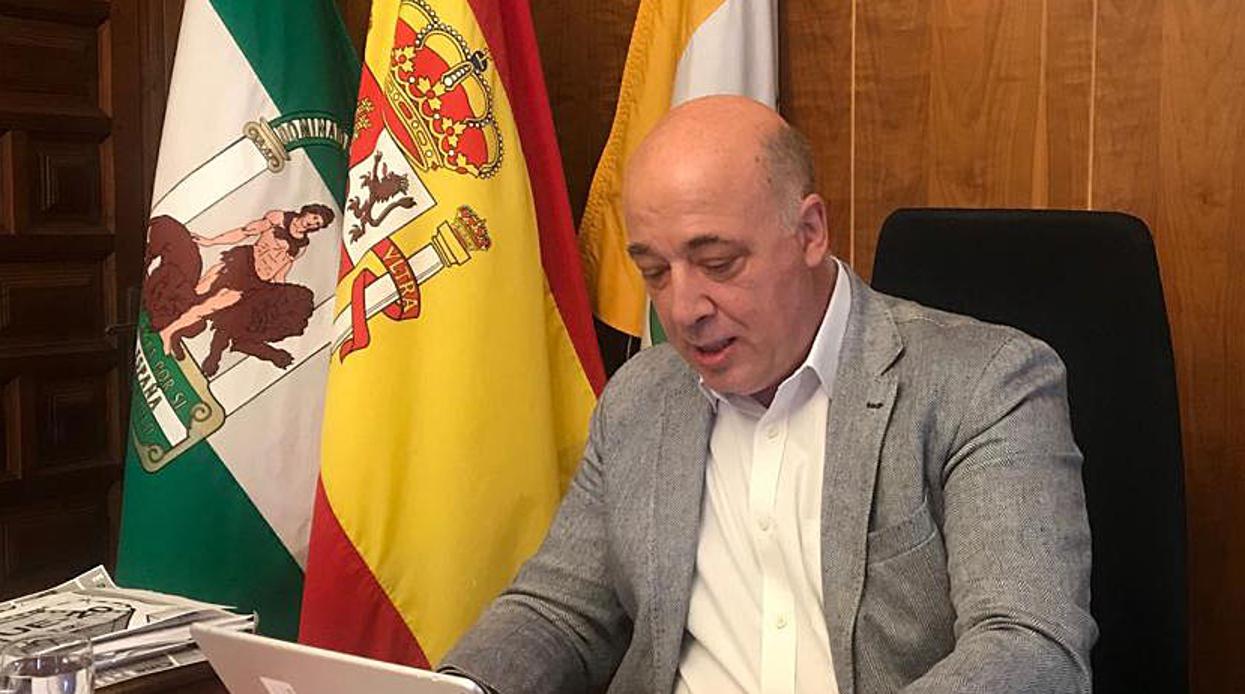 El presidente de la Diputación, Antonio Ruiz, en un encuentro telemático