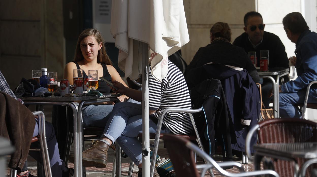 Clientes en una terraza en la capital cordobesa