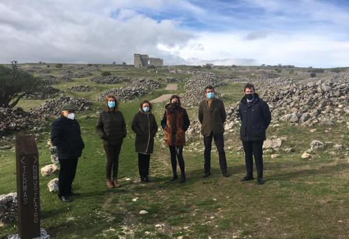 Carmen Casero, Patricia Navarro y la alcaldesa de Ronda Maria de la Paz Fernández en el centro durante la visita al yacimiento