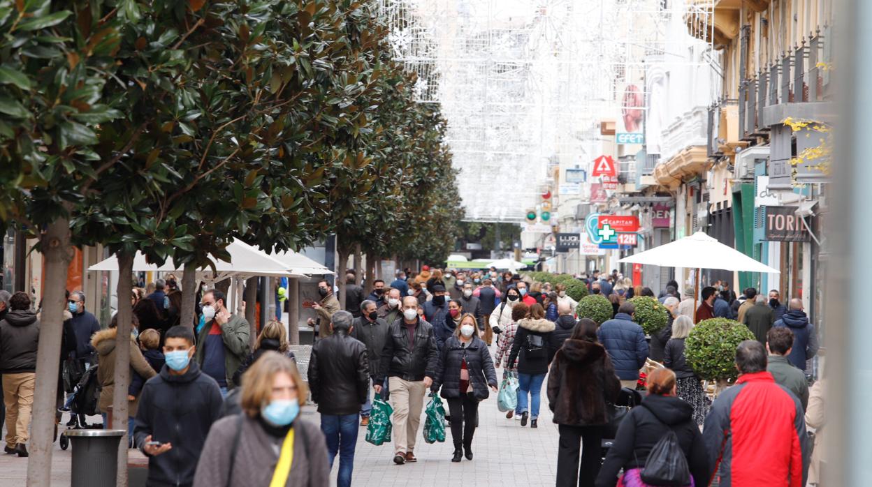 Viandantes en una calle comercial del centro de Córdoba en los días previos a las Navidades