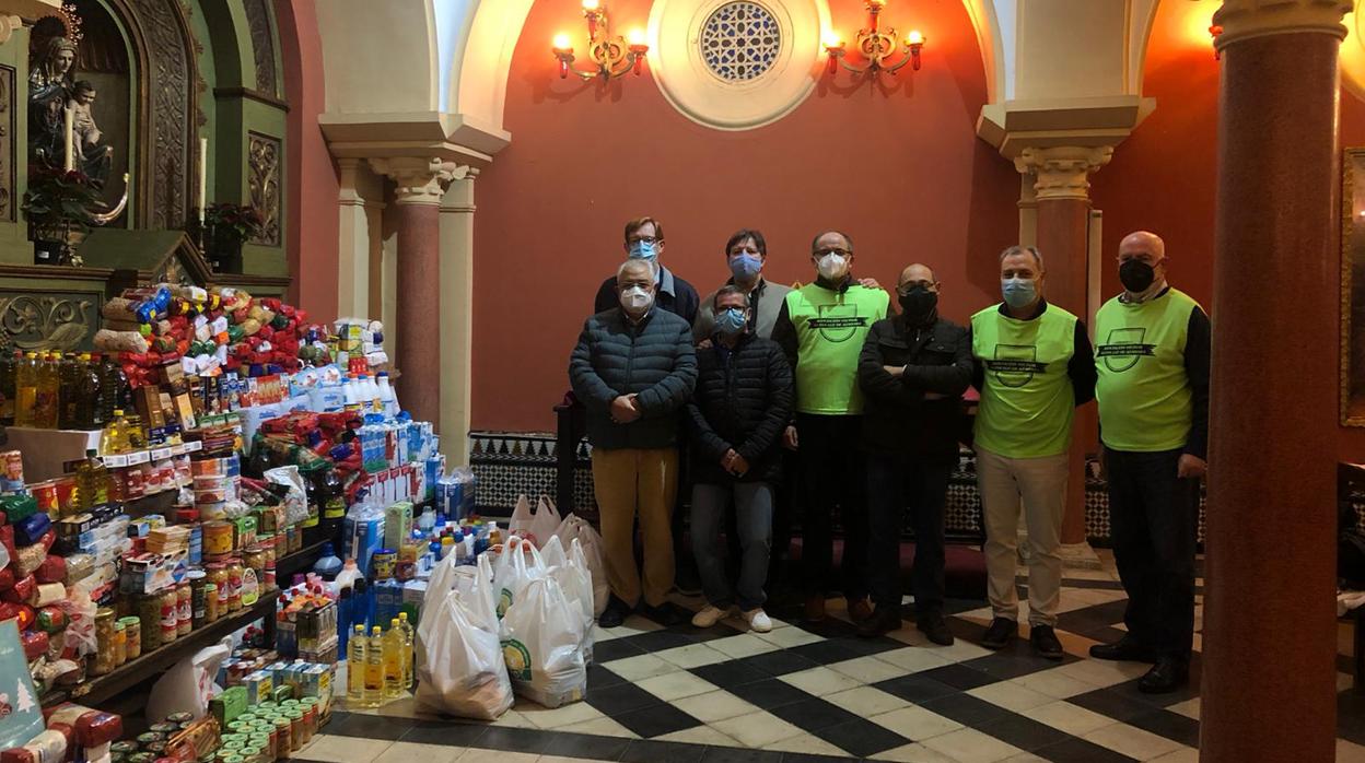 Entrega de alimentos de la hermandad de la Conversión