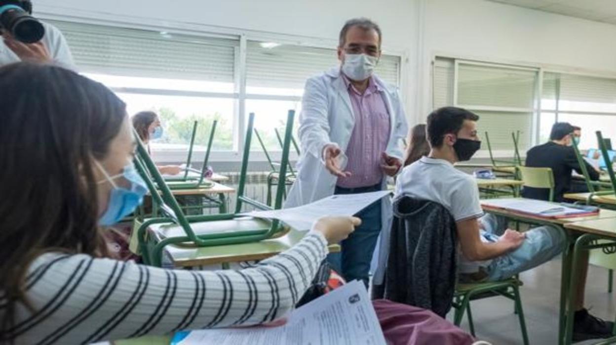 Una docente imparte clases con la mascarilla puesta