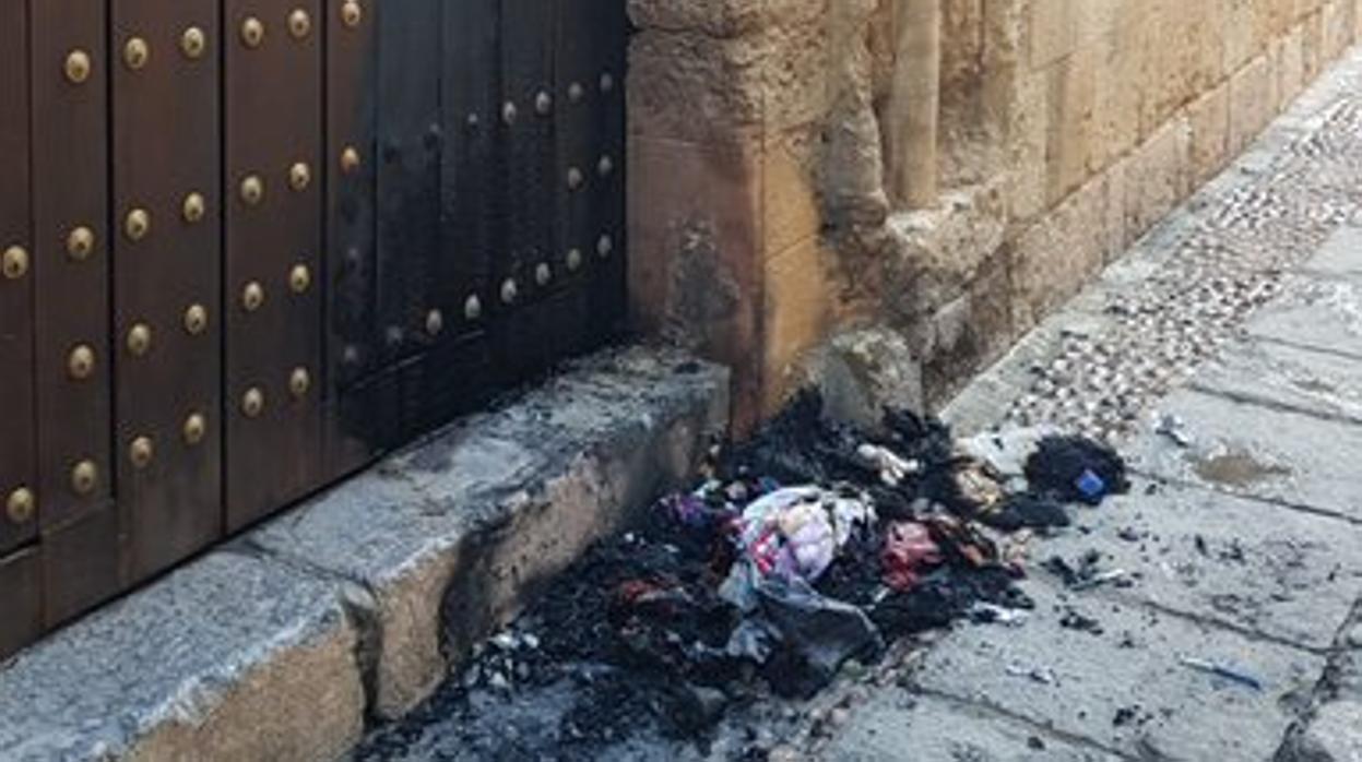 Restos del incendio en la puerta de la iglesia de Santiago de Córdoba que da a la calle Ronquillo Briceño