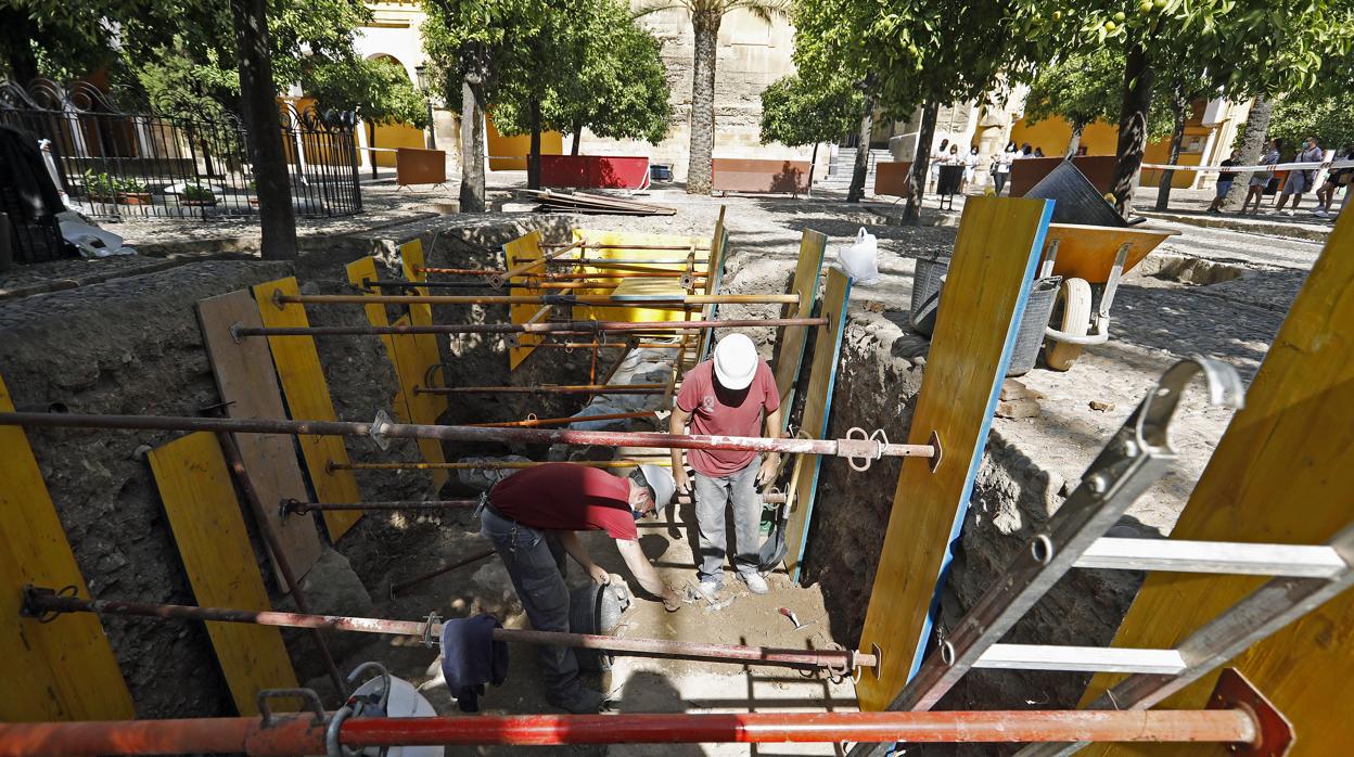 Trabajos en el Patio de los Naranjos, que buscan continuar los que realizó Félix Hernández en la década de 1930