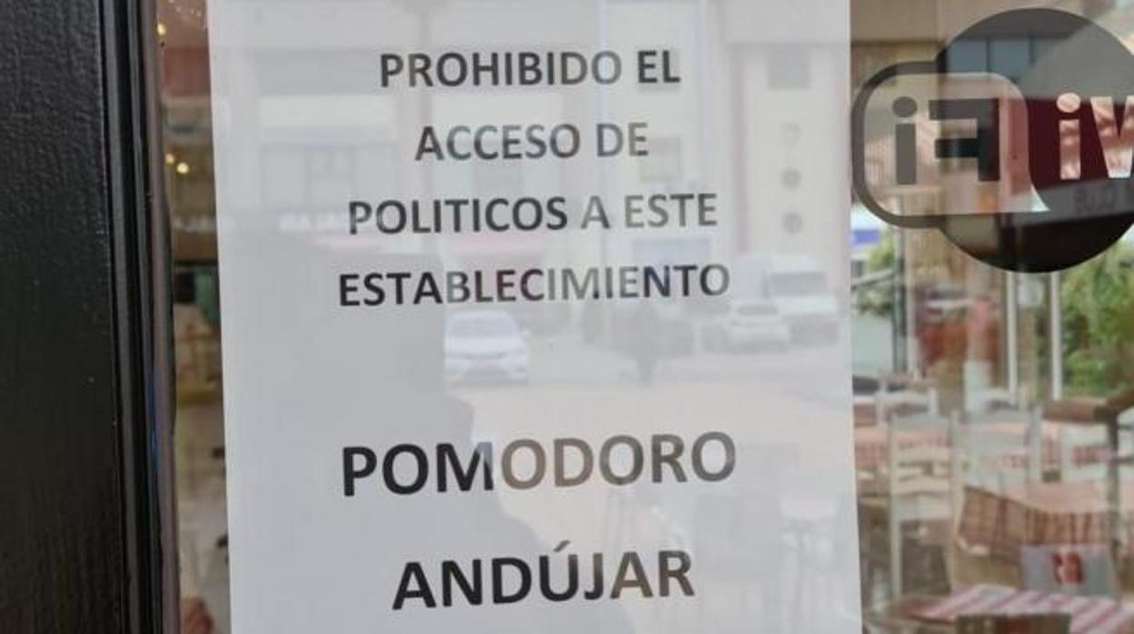 Cartel que ha ordenado retirar el Ayuntamiento de Andújar