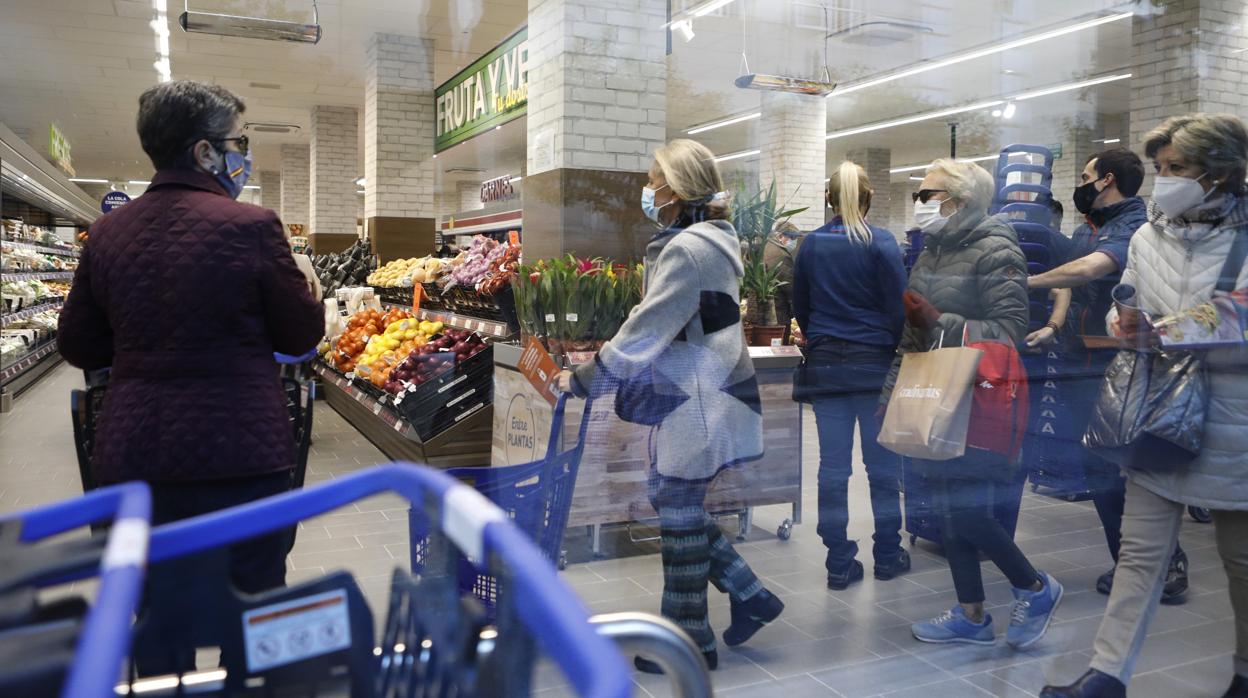 Clientes en el supermercado Aldi de Claudio Marcelo en su jornada de apertura