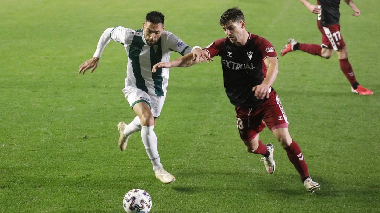 Valverde conduce el balón en el Córdoba CF - Albacete