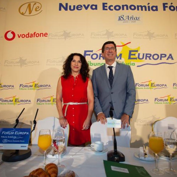 Juan Marín y Rocío Ruiz en un desayuno informativo de la consejera en julio de 2019