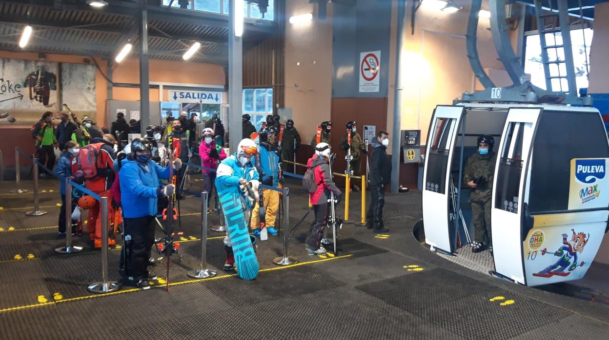 Aficionados al esquí aguardan para acceder a la estación