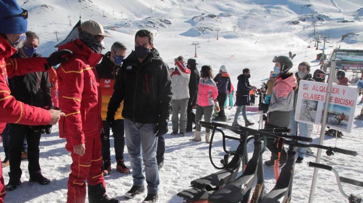 El presidente de la Junta, Juanma Moreno, este sábado en la estación de esquí de Sierra Nevada