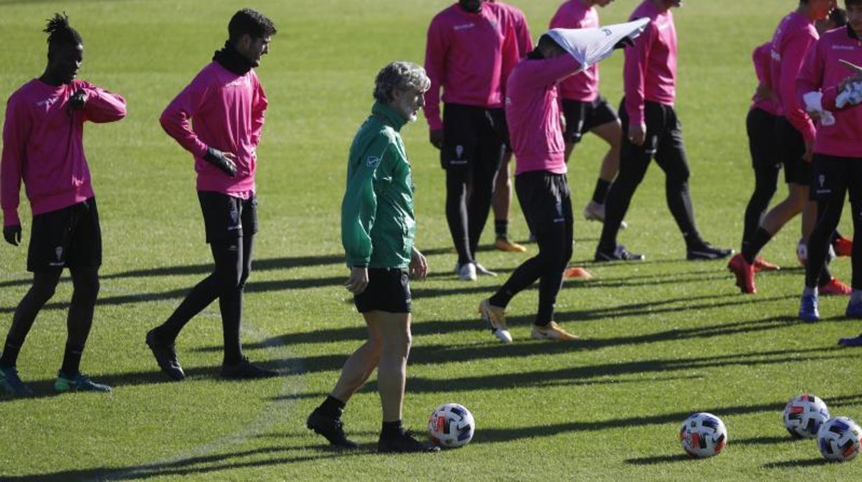 La primera plantilla del Córdoba, al térnino de un entrenamiento