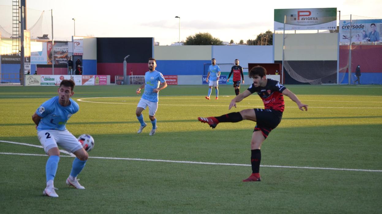 El Ciudad de Lucena se lleva el derbi en Puente Genil y lidera gracias a la machada del Pozoblanco