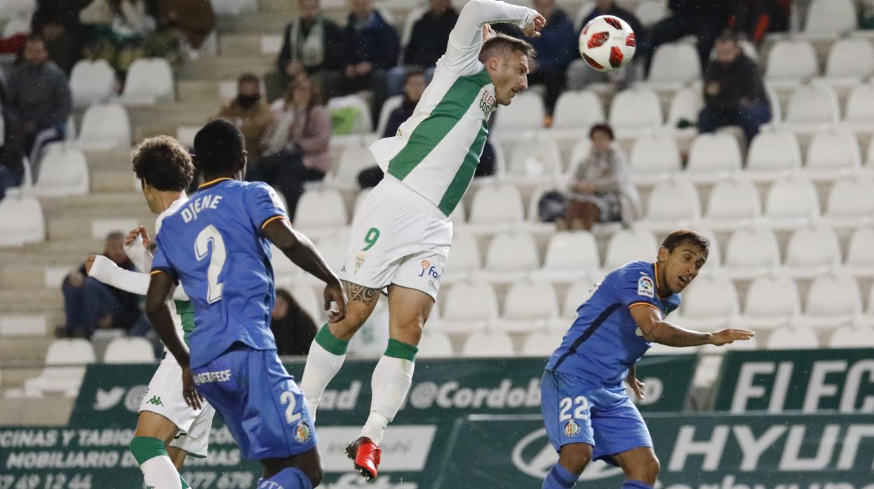 Federico Piovaccari remata de cabeza en el Córdoba - Getafe de Copa del Rey de 2018