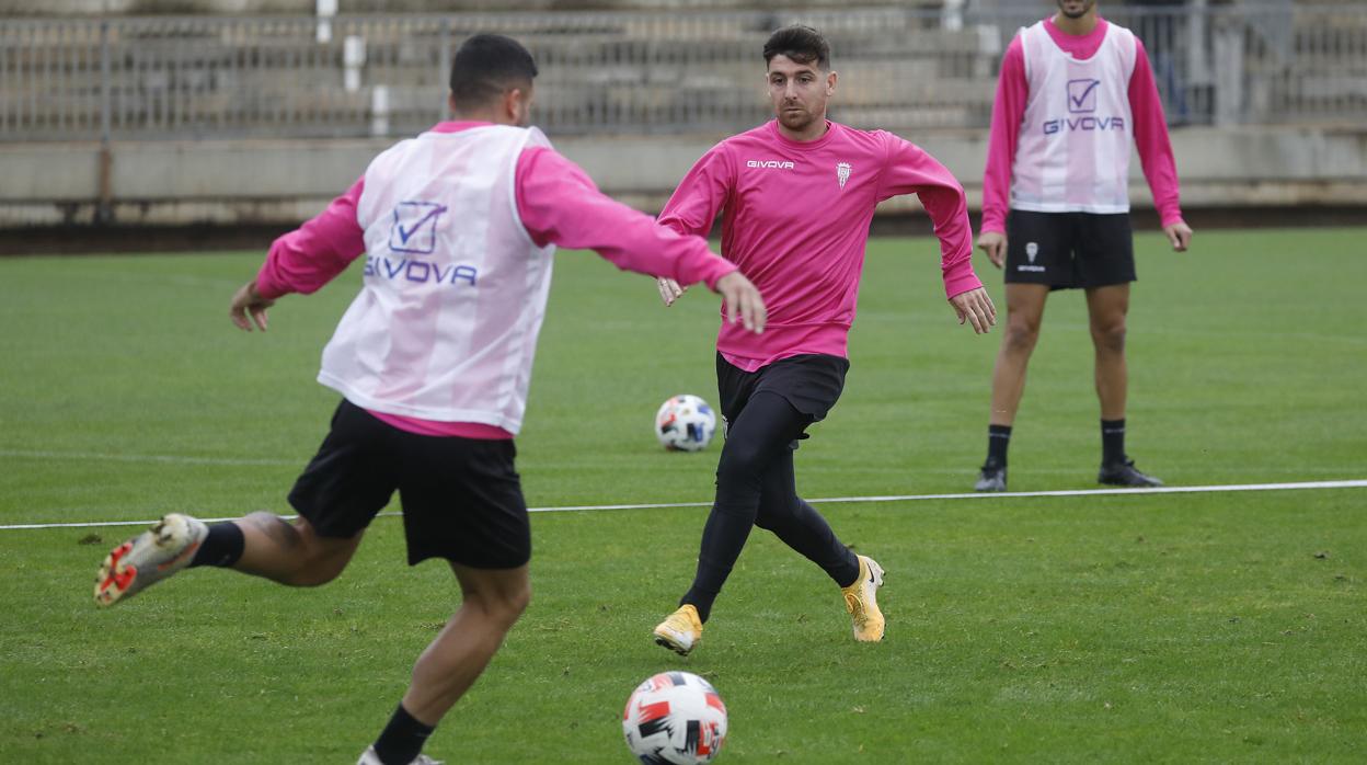 El capitán del Córdoba CF, Javi Flores, en un entrenamiento